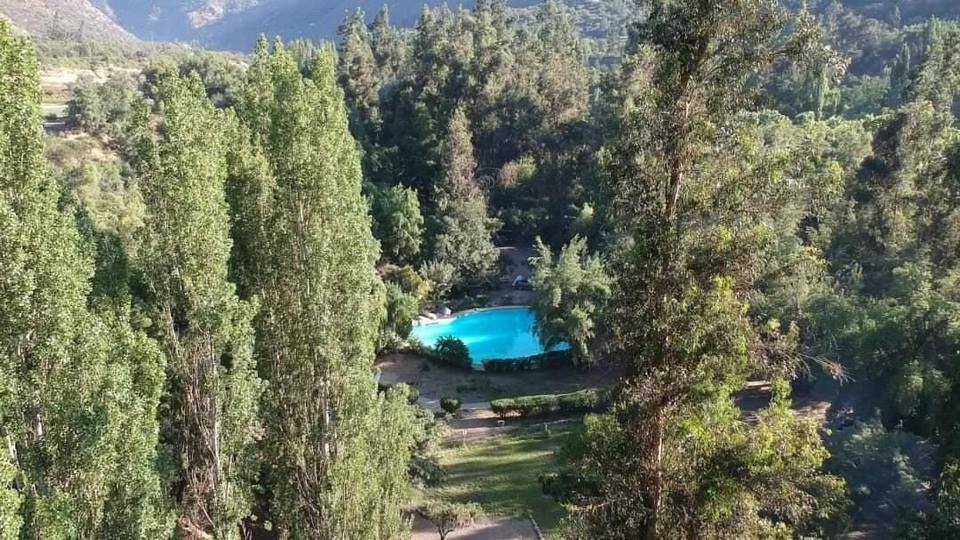 Vista aérea de Camping La Isla con la piscina entre árboles