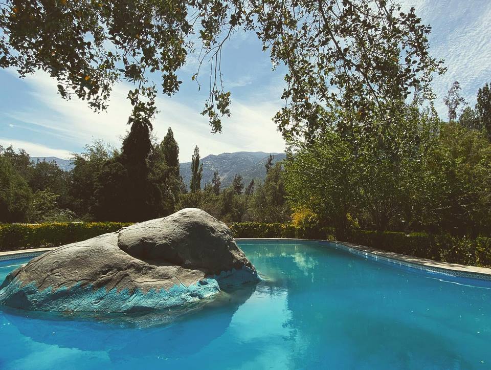 Piscina de Camping La Isla con la cordillera del Cajón del Maipo de fondo